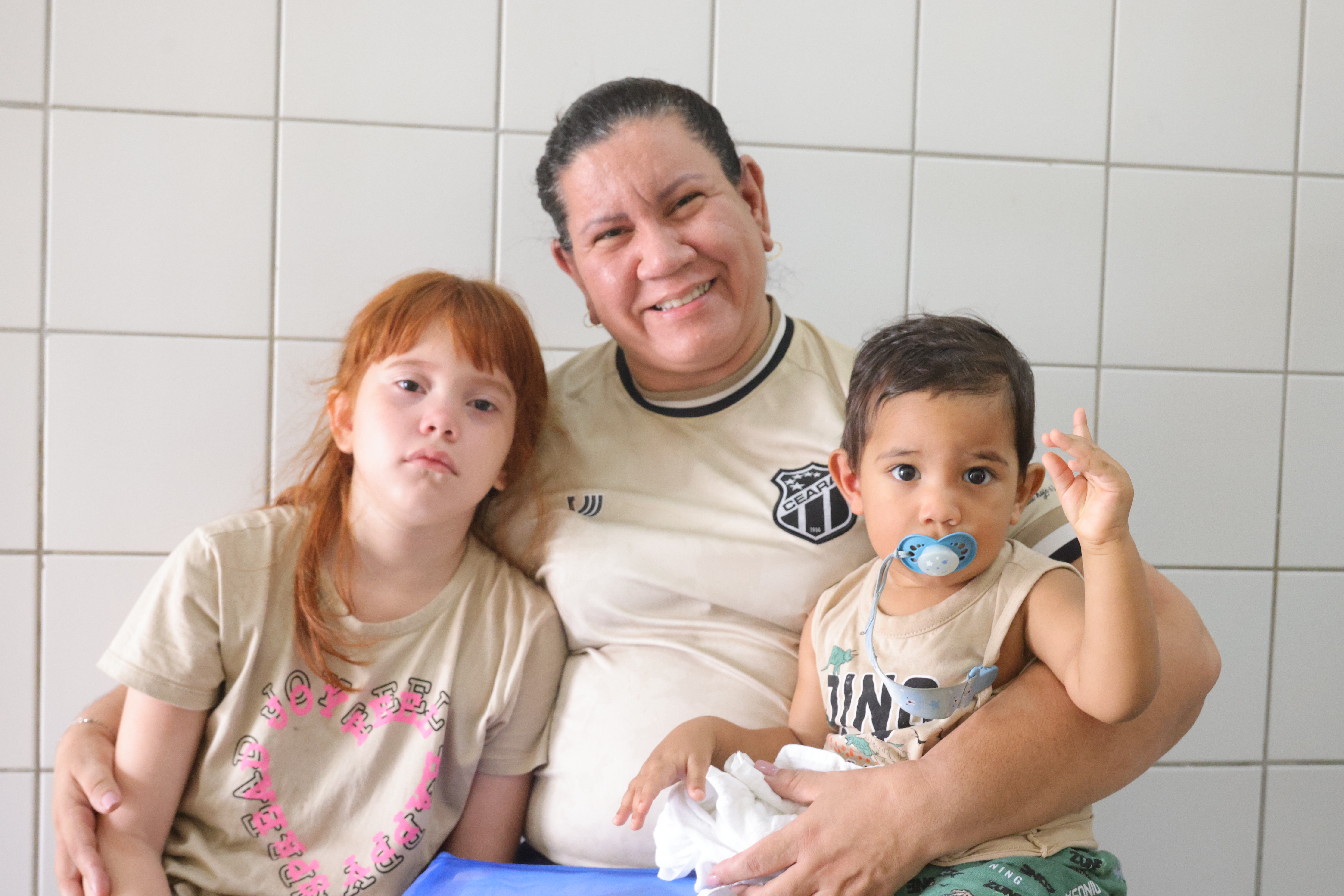 Quem aproveitou o Dia D para se vacinar foi a professora de português Luciana Soares, que também levou os filhos Leonardo e Valentina